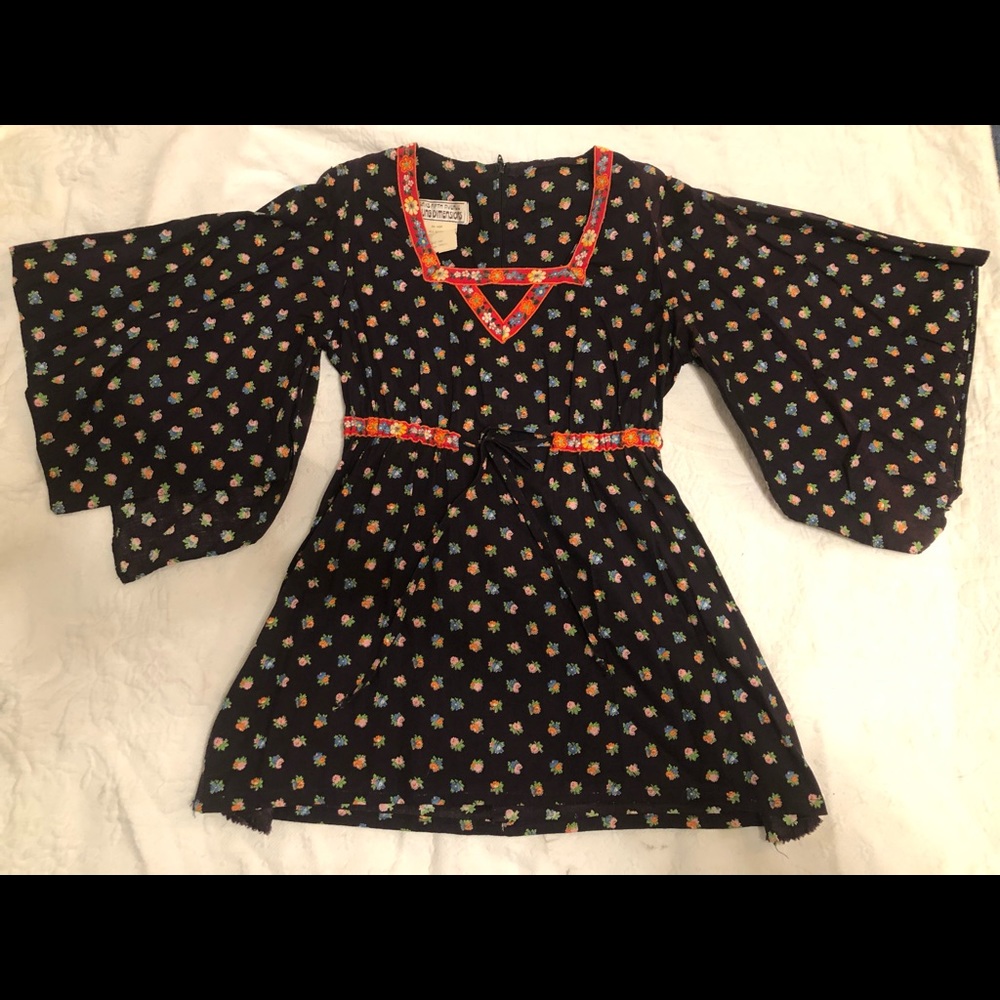 Gorgeous vintage Saks Fifth Avenue all cotton peasant shirt with bell sleeves.